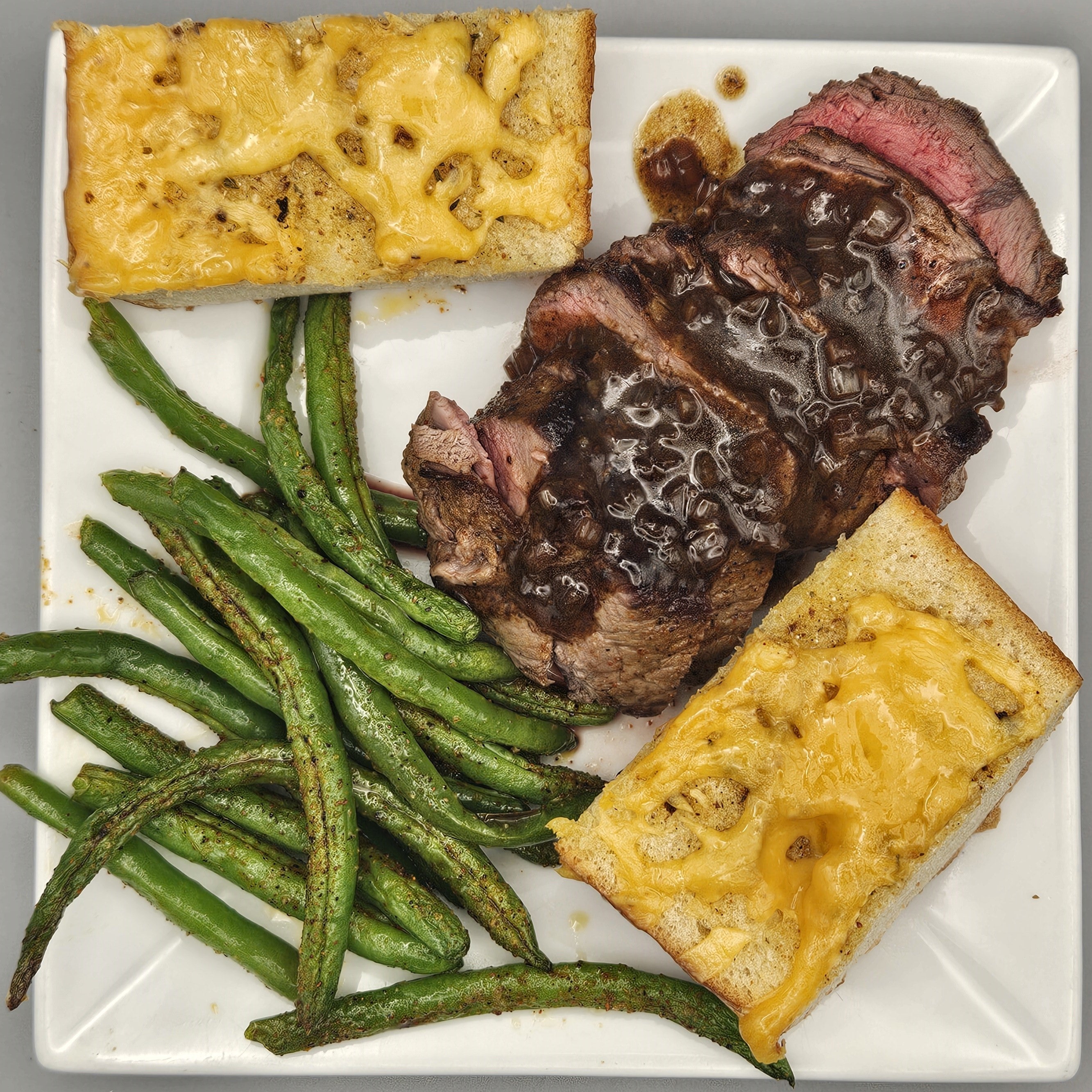 Sirloin with Savory Shallot Pan Sauce, Roasted Green Beans & Italian-Spiced (Cheese) Bread